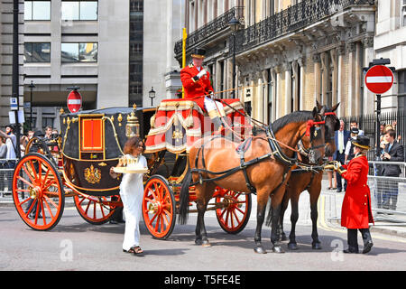 Un chariot tiré par des chevaux à l'état d'attente Landaus Admiralty Arch avec valet de prendre des rafraîchissements & coachman sur chaleur de l'été jour London Street scene UK Banque D'Images