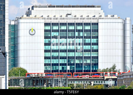 La technologie de commutation Global Business Centre de données logo sur un immeuble moderne Docklands light railway station East India Docks & train East London England UK Banque D'Images