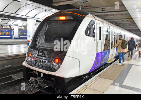 Le train traverse Londres Liverpool Street Station toutes les stations service de la plate-forme passager au départ à l'aide d'Essex Shenfield nouveau train moderne UK stock Banque D'Images