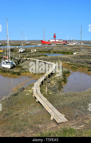 Paysage de la côte d'Essex & campagne côtière de Tollesbury Wick avec Blackwater River boue salés mouillage yacht & bateau-phare rouge amarré UK Banque D'Images