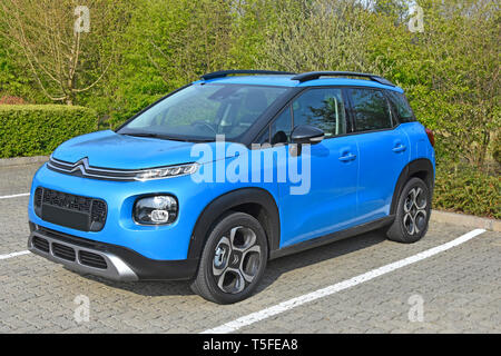 Et côté Vue de face d'un nouveau bleu 2019 Citroën C3 Aircross SUV mini variante Flair avec moteur à essence 5 portes berline conduite à droite au Royaume-Uni voiture automobile Banque D'Images