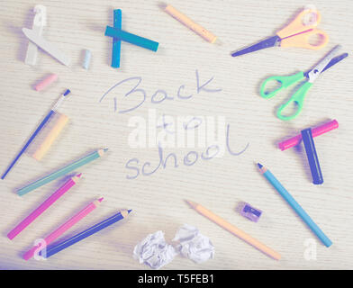 Image fournitures scolaires sur blanc plank avec 'back to school' texte et filtre bleu pastel. Style rétro. La pâte à modeler, de la craie, sharpener, brosse, ciseaux, cr Banque D'Images