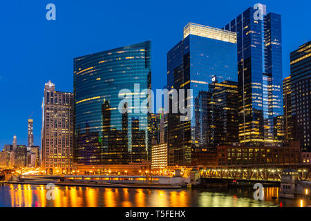 L'horizon de Chicago situé le long de la rivière Chicago à Chicago Wolf edition de la ville de Chicago dans l'Illinois aux États-Unis. Coucher du soleil Banque D'Images