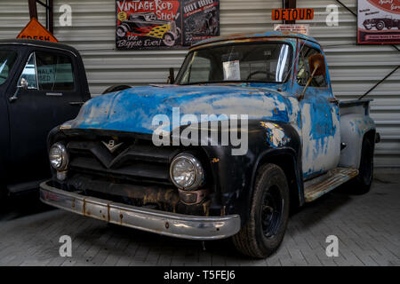 BERLIN - 05 MAI 2018 : Full-size pickup Ford F-100 patine bleue (deuxième génération), 1955. Banque D'Images