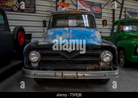 BERLIN - 05 MAI 2018 : Full-size pickup Ford F-100 patine bleue (deuxième génération), 1955. Banque D'Images