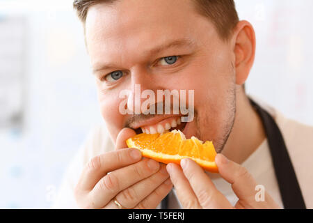 Chef professionnel bouchée Orange Slice Portrait Banque D'Images