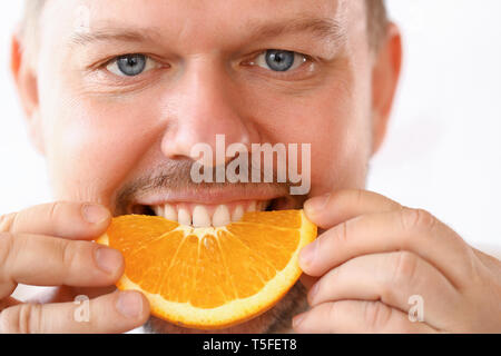 Smiling Chef manger agrumes tropicaux Portrait Coupe Banque D'Images