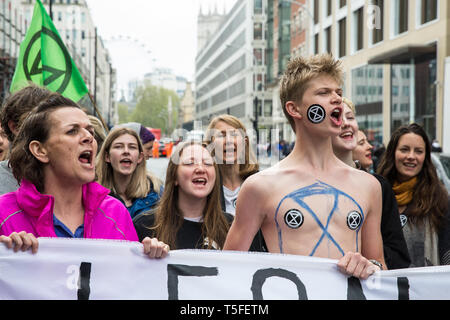 Londres, Royaume-Uni. 24 avril 2019. Le changement climatique des militants d'Extinction bloc rébellion, rue Victoria sur le dixième jour de la rébellion Internationale Banque D'Images