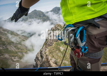 BAGNÈRES-de-Bigorre, FRANCE - 02 SEPTEMBRE : un homme préparer son matériel pour un saut en français Pyrénées, Occitanie, Bagnères-de-Bigorre, France le Sep Banque D'Images