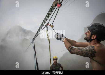 BAGNÈRES-de-Bigorre, FRANCE - 02 SEPTEMBRE : un homme préparer son matériel pour un saut en français Pyrénées, Occitanie, Bagnères-de-Bigorre, France le Sep Banque D'Images