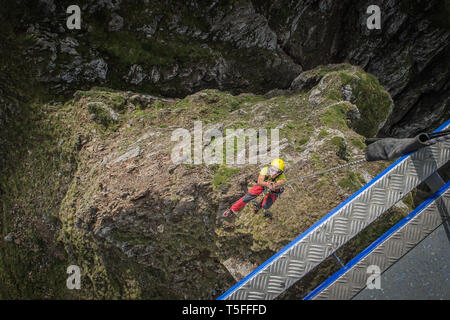 BAGNÈRES-de-Bigorre, FRANCE - 02 SEPTEMBRE : un homme préparer son matériel pour un saut en français Pyrénées, Occitanie, Bagnères-de-Bigorre, France le Sep Banque D'Images