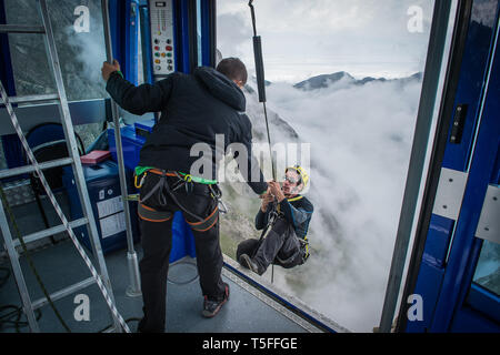 BAGNÈRES-de-Bigorre, FRANCE - 02 SEPTEMBRE : deux personnes se préparant leur matériel pour un saut en français Pyrénées, Occitanie, Bagnères-de-Bigorre, France Banque D'Images