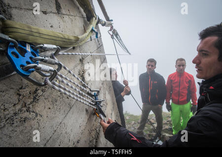 BAGNÈRES-de-Bigorre, FRANCE - 02 SEPTEMBRE : un groupe de personnes se préparant leur matériel pour un saut en français Pyrénées, Occitanie, Bagnères-de-Bigorre, Banque D'Images