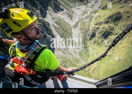 BAGNÈRES-de-Bigorre, FRANCE - 02 SEPTEMBRE : un homme se prépare à faire sauter de corde d'un téléphérique au pic du midi, Occitanie, Bagnères-de-Bigorre, Franc Banque D'Images