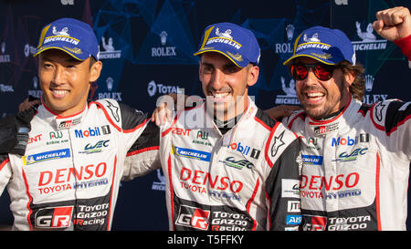 Les pilotes de course Gazoo Toyota Alonso, Nakajima et Buemi célébrer ensemble la 1ère position au 6 heures de Silverstone, le WEC 2018 Superseason Banque D'Images