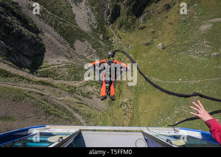 BAGNÈRES-de-Bigorre, FRANCE - 02 SEPTEMBRE : un homme avec un parachute de wingsuit un téléphérique au pic du midi, Occitanie, Bagnères-de-Bigorre, Banque D'Images