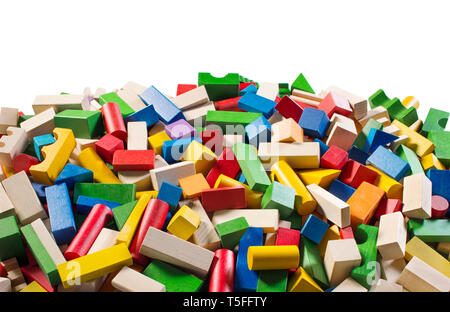 Blocs de construction en bois colorées isolé sur fond blanc avec l'espace vide pour le texte. Des jouets pour enfants. Banque D'Images