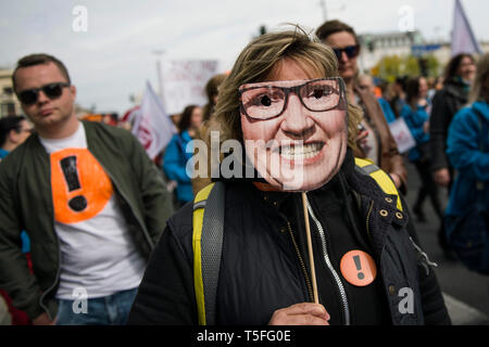 Un manifestant est perçu au cours de la marche avec le masque du ministre de l'éducation - Anna Zalewska's face pendant la grève. 24 avril était le 17e jour de grève des enseignants polonais. Des milliers d'enseignants et leurs partisans ont défilé à Varsovie, en premier lieu, à l'extérieur du Parlement européen, et après que le ministère de l'éducation nationale (MEN). Les revendications des manifestants sont toujours les mêmes - une augmentation de salaire jusqu'à 1 000 PLN. Banque D'Images