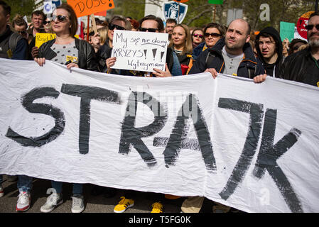 Une foule de protester contre les enseignants et leurs partisans vu tenant des banderoles et des pancartes pendant la grève. 24 avril était le 17e jour de grève des enseignants polonais. Des milliers d'enseignants et leurs partisans ont défilé à Varsovie, en premier lieu, à l'extérieur du Parlement européen, et après que le ministère de l'éducation nationale (MEN). Les revendications des manifestants sont toujours les mêmes - une augmentation de salaire jusqu'à 1 000 PLN. Banque D'Images