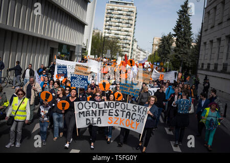 Une foule de protester contre les enseignants et leurs partisans vu tenant des banderoles, des drapeaux et des pancartes pendant la grève. 24 avril était le 17e jour de grève des enseignants polonais. Des milliers d'enseignants et leurs partisans ont défilé à Varsovie, en premier lieu, à l'extérieur du Parlement européen, et après que le ministère de l'éducation nationale (MEN). Les revendications des manifestants sont toujours les mêmes - une augmentation de salaire jusqu'à 1 000 PLN. Banque D'Images