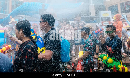 Vu les gens s'amusant avec les pistolets à eau pendant l'événement. Le Songkran Festival, également connu comme le Nouvel An thaï traditionnel, habituellement célébré à la mi-avril. Songkran signifie littéralement de passer ou emménager. Le Songkran Festival est un événement fantastique pour accueillir la nouvelle année. Au cours de cette période, les gens apprécient les divertissements locaux rempli de plaisir et d'amusement. Banque D'Images