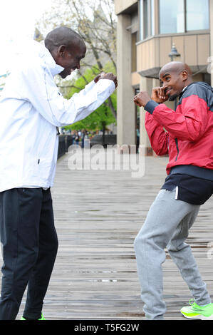 Sir Mo Farah et Eliud Kipchoge vu à Tower Hotel de Londres. Hommes Élite Marathon photocall. Banque D'Images