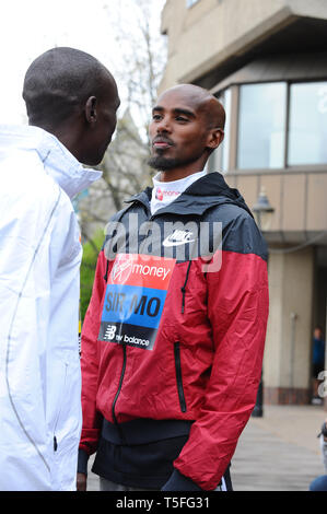 Sir Mo Farah et Eliud Kipchoge vu à Tower Hotel de Londres. Hommes Élite Marathon photocall. Banque D'Images