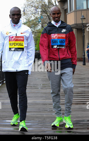 Sir Mo Farah et Eliud Kipchoge vu à Tower Hotel de Londres. Hommes Élite Marathon photocall. Banque D'Images