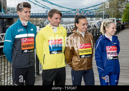 Londres, Royaume-Uni. 24 avril 2019. Les coureurs d'élite britannique (l-r) Callum Hawkins, Dewi Griffons, Lily Partridge et Charlotte lors d'un photocall presse Purdue un Banque D'Images