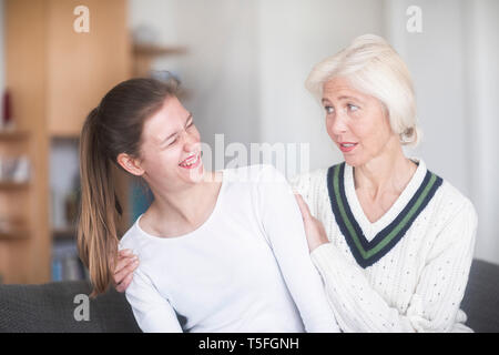 Inquiets mature woman looking at her daughter Banque D'Images