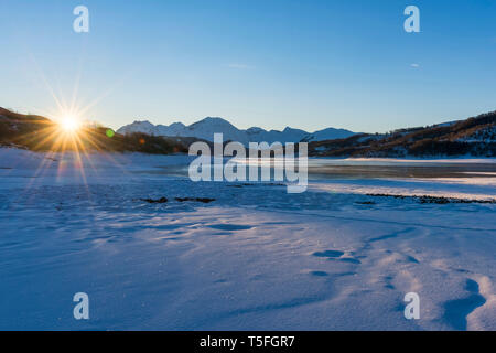 L'Italie, les Abruzzes, le Gran Sasso et Monti della Laga National Park, le lac Campotosto au lever du soleil en hiver Banque D'Images