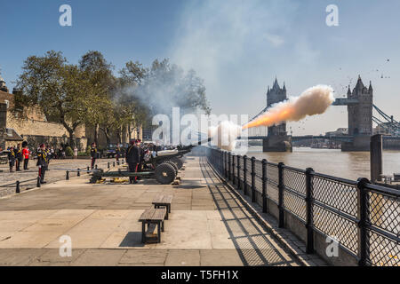 Salve d'royale pour le 93e anniversaire de la Reine de l'honorable compagnie d'artillerie à HM Tower of London. Banque D'Images