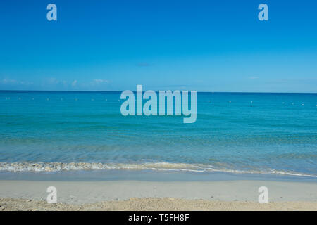 La Jamaïque, à Montego Bay, l'eau turquoise sur une plage de sable fin Banque D'Images