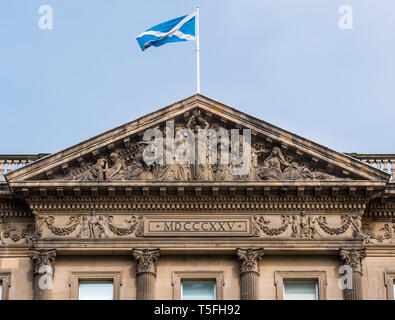 Sages et folles par John Steell au tympan sculpté, Aberdeen Standard building avec sautoir drapeau, George Street, Édimbourg, Écosse, Royaume-Uni Banque D'Images