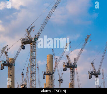 Groupe de grues à tour sur un chantier de construction Banque D'Images