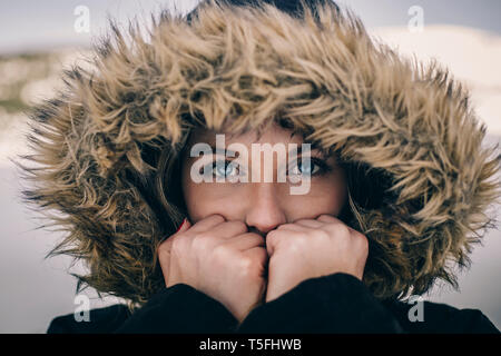 Portrait de jeune femme portant des bois en hiver Banque D'Images
