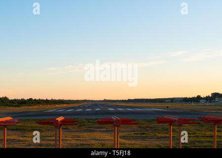 Vide de la piste de l'aéroport à l'aéroport de Puerto Montt, Chili Banque D'Images