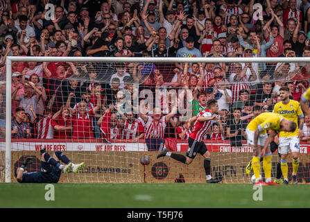 22 AVRIL 2019 , Griffin Park, Londres, Angleterre ; Sky Bet Championship, Brentford vs Leeds United ; Sergi Canos (07) de Brentford scores pour le rendre 2-0 à Brentford Crédit : David John/Nouvelles Images, la Ligue de Football anglaise images sont soumis à licence DataCo Banque D'Images