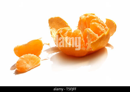 Close-up of tasty mandarine (mandarine) isolated on white Banque D'Images