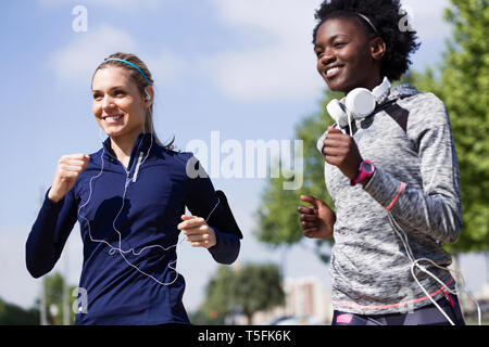Deux jeunes femmes en marche sportive heureux ensemble dans la ville Banque D'Images