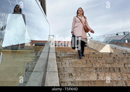 L'Autriche, Vienne, young businesswoman walking en bas au MuseumsQuartier Banque D'Images