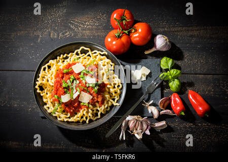 Pasta al Pomodoro, fusilli lunghi avec sauce tomate, ail, basilic, parmesan et de poivrons rouges Banque D'Images