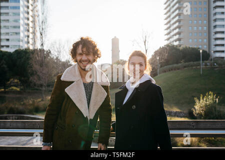 Portrait of happy couple dans la ville Banque D'Images