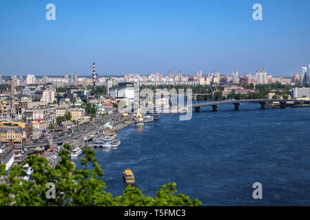 Une vue sur Kiev en Ukraine, à gauche avec le fleuve Dniepr sur la droite Banque D'Images