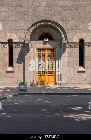 Une belle porte d'orange sur un bâtiment en pierre à Kiev Ukraine Banque D'Images