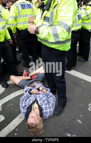 La police arrête et évacuer les manifestants alors qu'ils tentent d'effacer le changement climatique des militants du groupe de rébellion d'extinction d'Oxford Street à proximité de l'arche de marbre pour protester contre le camp de que le gouvernement ne fait pas assez pour éviter un changement climatique catastrophique et à la demande au gouvernement de prendre des mesures radicales pour sauver la planète, le 24 avril 2019 à Londres, Angleterre, Royaume-Uni. Rébellion d'extinction est un groupe sur le changement climatique a commencé en 2018 et a acquis une énorme de personnes engagées à la suite de manifestations pacifiques. Banque D'Images