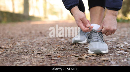 Homme nouant les lacets des chaussures de course avant l'entraînement. Banque D'Images