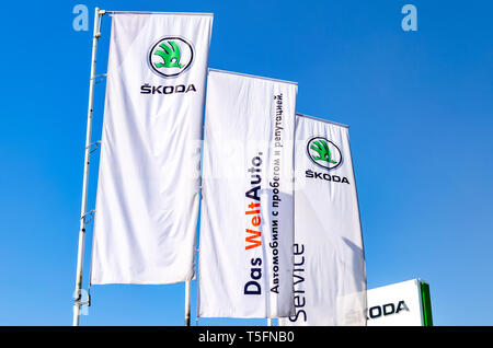 Samara, Russie - le 20 avril 2019 : drapeaux concessionnaire Skoda contre le ciel bleu. Skoda Auto est un fabricant d'automobiles en République Tchèque Banque D'Images