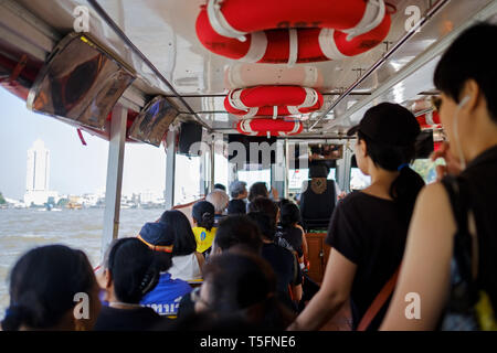 BANGKOK, THAÏLANDE, 29 octobre 2017 : Voile de touristes et de passagers pour le transport Banque D'Images