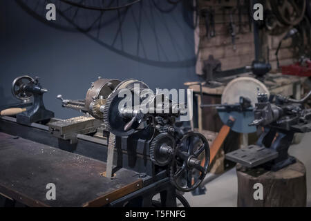 Unités tour vintage et des agrégats de l'équipement mécanique dans ancien garage atelier Banque D'Images